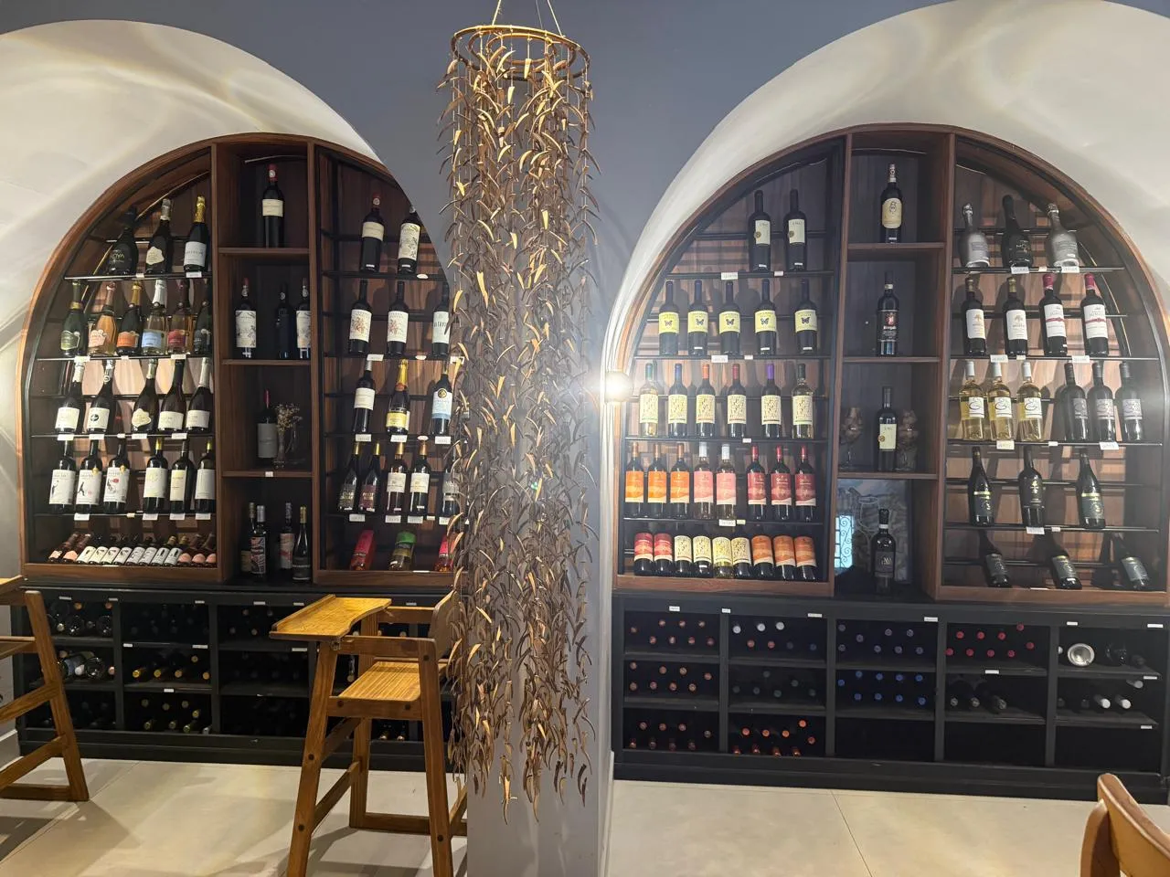 Adega com vinhos do rodízio